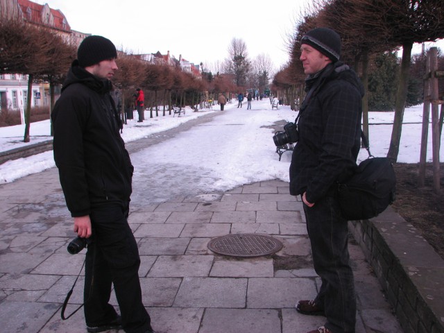 Dwóch uczestników spaceru - z lewej Łukasz Szalkowski, a z prawej Sławek Krajewski