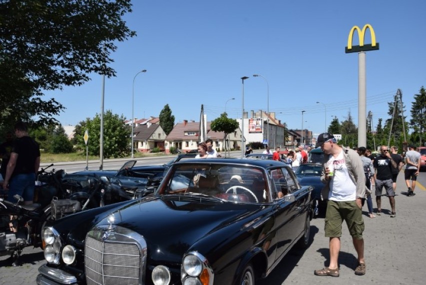 Pruszcz Gdański: Blisko setka zabytkowych samochodów zablokowała McDonald's. Wśród nich wiele unikatów! [ZDJĘCIA]