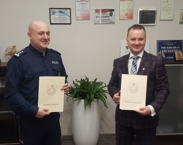 Umowę na pełnienie przez policję dodatkowych patroli podpisali insp. Marcin Marcin Ratajczak i burmistrz Adam Straszyński