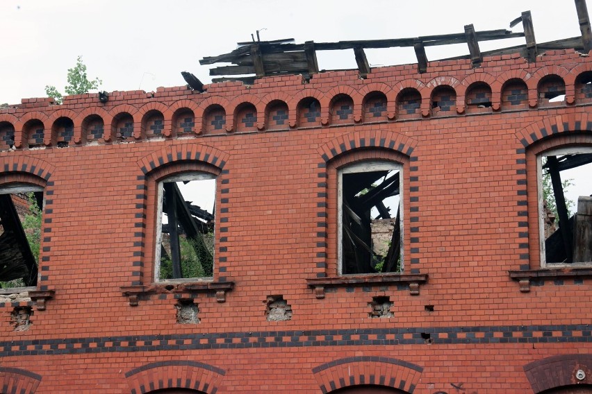 Zawalił się dach pustostanu przy ul. Szewczenki w Legnicy, strażacy przeszukali ruinę