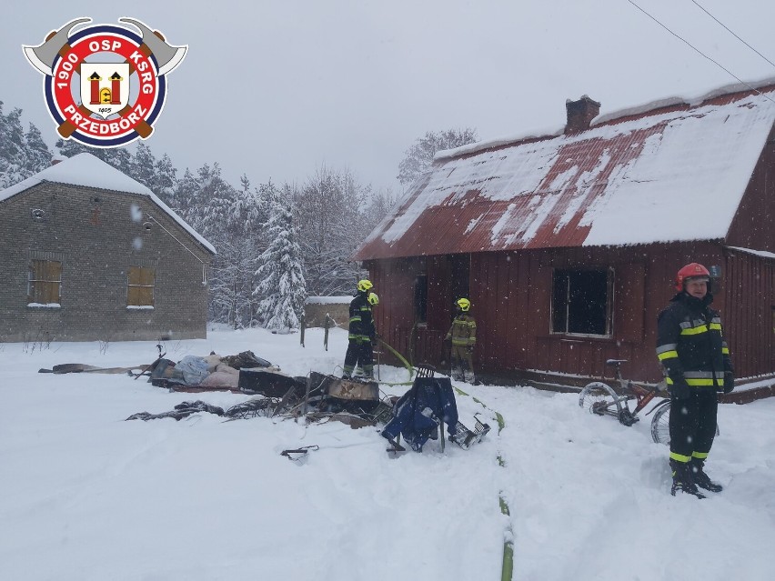 Strażacy gasili pożar drewnianego domu w gminie Przedbórz. Przyczyną nieszczelność przewodu kominowego