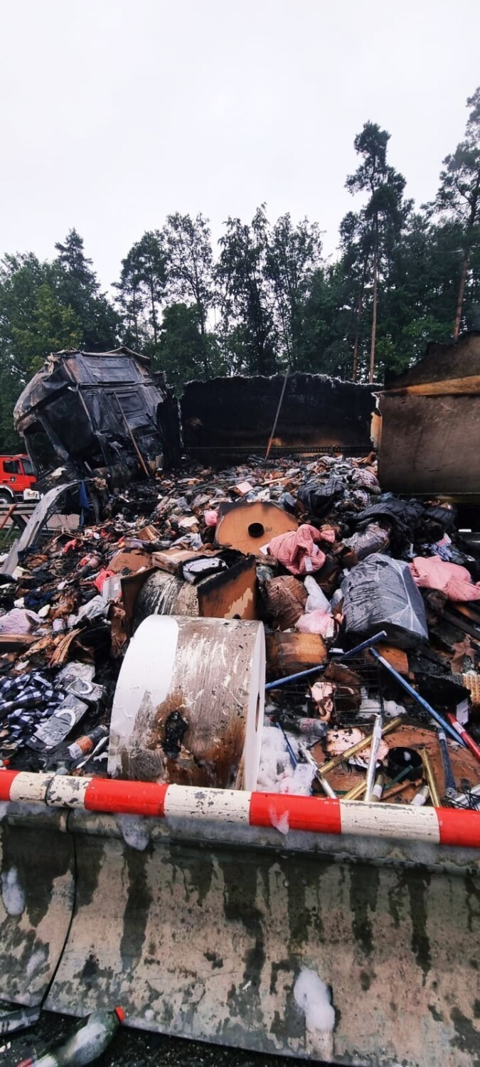 Tragiczny wypadek na A4. Kierowca spłonął w samochodzie! Zablokowano drogę, na miejscu pracują służby. Zobacz zdjęcia