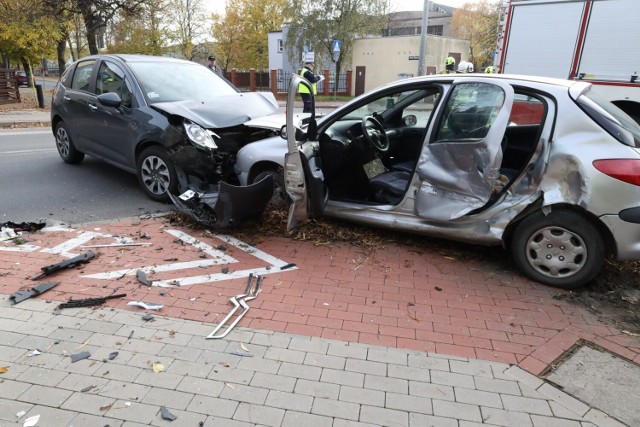 Wypadek w Pleszewie. Na skrzyżowaniu ulic Lipowej, Słowackiego i Wierzbowej w Pleszewie doszło do zderzenia dwóch samochodów