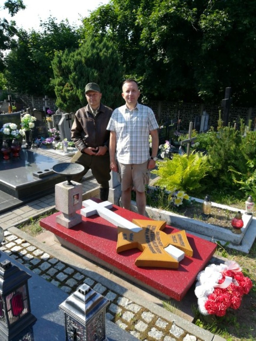 Pan Marcin i pan Dariusz przy odnowionym grobie