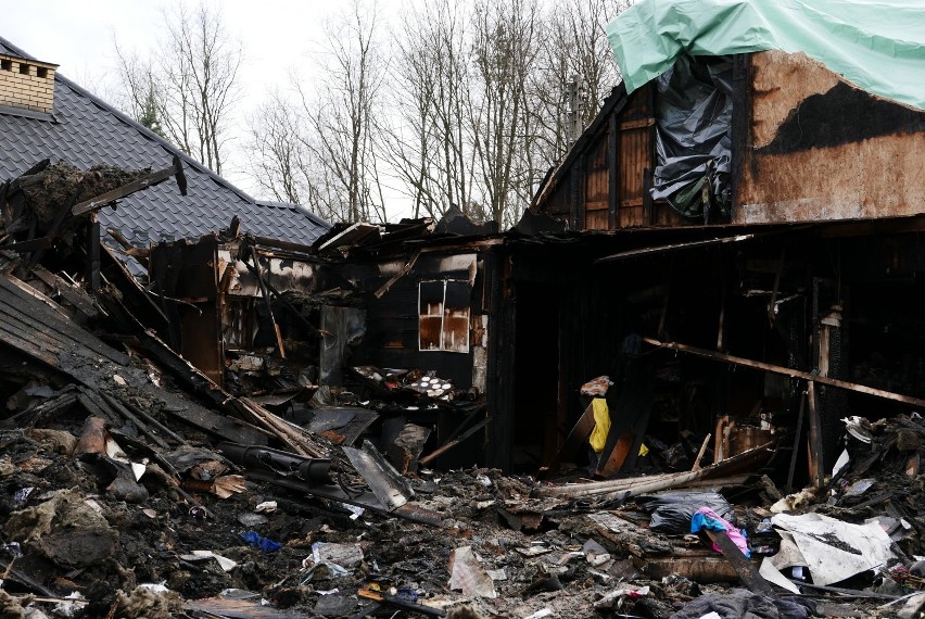 Pożar domu w Wawrze. Czteroosobowa rodzina w kilka minut straciła cały swój dobytek