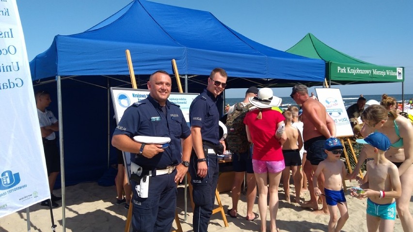 O bezpieczeństwie w wodzie, na plaży i w lesie. Policjanci i ratownicy WOPR z akcją promocyjną w Krynicy Morskiej