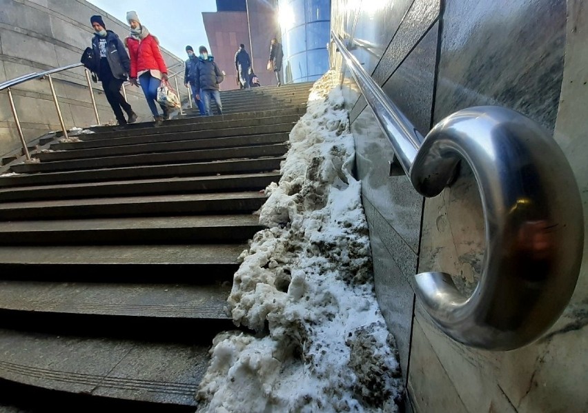 Jak chodzić po mieście, gdy wszędzie zalegają hałdy śniegu? Zobacz! 