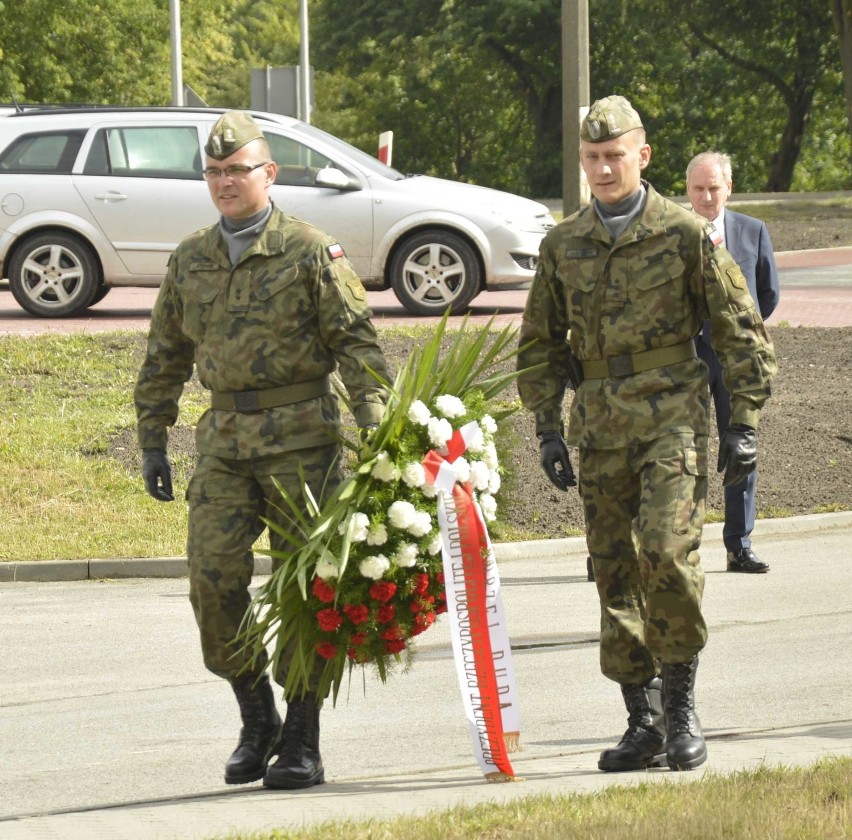 Andrzej Duda w Malborku [ZDJĘCIA, cz. 1]. Prezydent złożył kwiaty pod Pomnikiem Celników Polskich