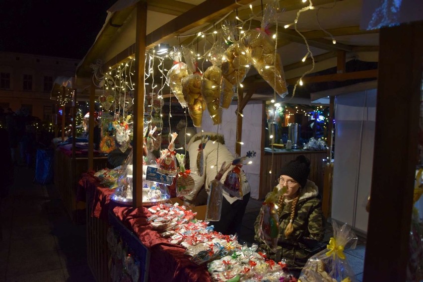 Jarmark Bożonarodzeniowy 2020 w Wągrowcu. Na Rynku stanęło świąteczne miasteczko