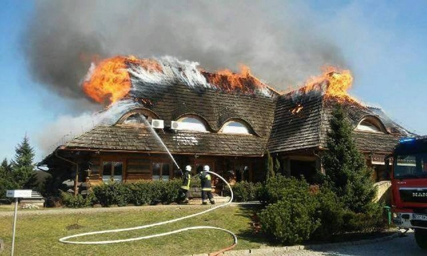 Pożar karczmy w Grębenicach: Policjanci pomagali w ewakuacji