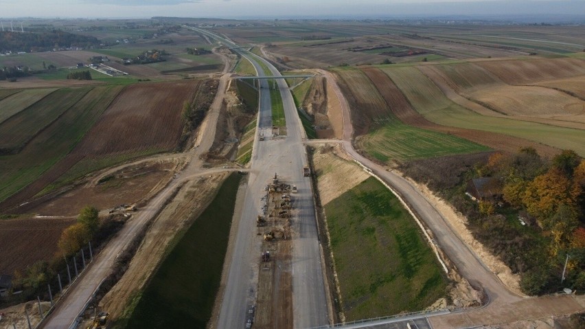 Budowa trasy S7 w Małopolsce. Na odcinku Moczydło-Miechów widać postęp prac