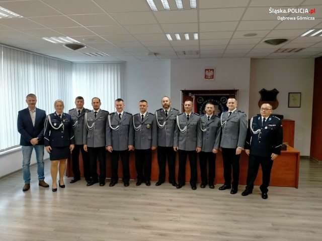 Uroczyste pożegnanie trzech policjantów w Komendzie Miejskiej Policji w Dąbrowie Górniczej

Zobacz kolejne zdjęcia/plansze. Przesuwaj zdjęcia w prawo naciśnij strzałkę lub przycisk NASTĘPNE