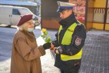 Na Dzień Babci i Dzień Dziadka. Policjanci z Piły złożyli życzenia seniorom! 