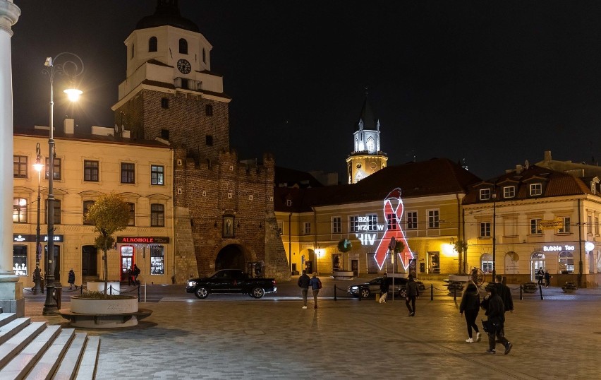  „Razem przeciw HIV”. Na budynkach w Lublinie wyświetlono czerwone kokardki. Zobacz