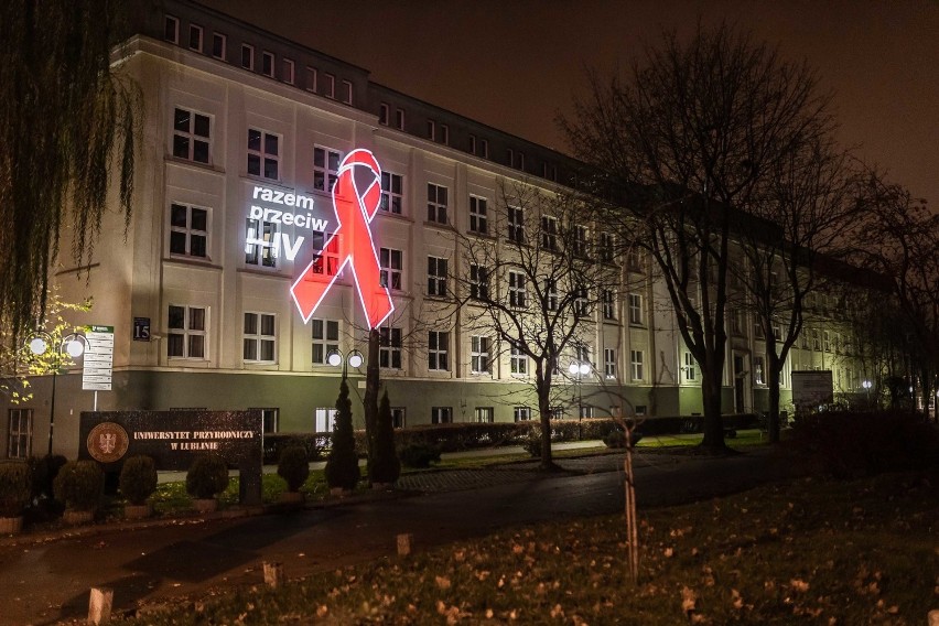  „Razem przeciw HIV”. Na budynkach w Lublinie wyświetlono czerwone kokardki. Zobacz