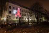  „Razem przeciw HIV”. Na budynkach w Lublinie wyświetlono czerwone kokardki. Zobacz