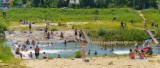 Nowy Sącz. Miejskie kąpieliska oblegane. Tłumy na plaży nad Kamienicą, najmłodsi chłodzą się przy fontannie w Parku Strzeleckim [ZDJĘCIA]