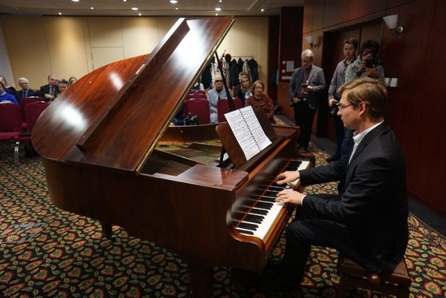 Dziś o godzinie 19:00 rozpocznie się recital chopinowski. Na scenie Państwowej Szkoły Muzycznej w Płocku wystąpi Jacek Kortus, odgrywając takie utwory jak Nokturn c-moll op. 48 nr 1 czy Polonez As-dur op. 53. Bilety możecie nabyć tutaj.