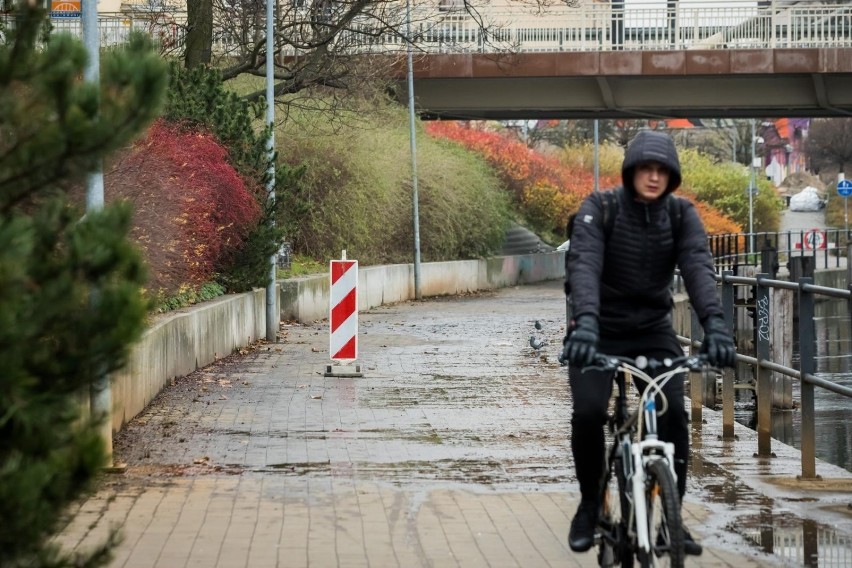 Na tym odcinku bulwaru nawet latem jest mokro. Jesienią i...