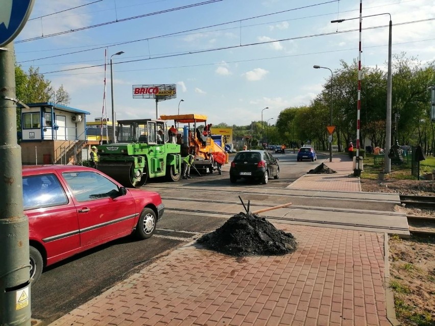 Zakorkowane Starachowice. Firma Rembud Rail kładzie asfalt na przejeździe na ulicy Radomskiej