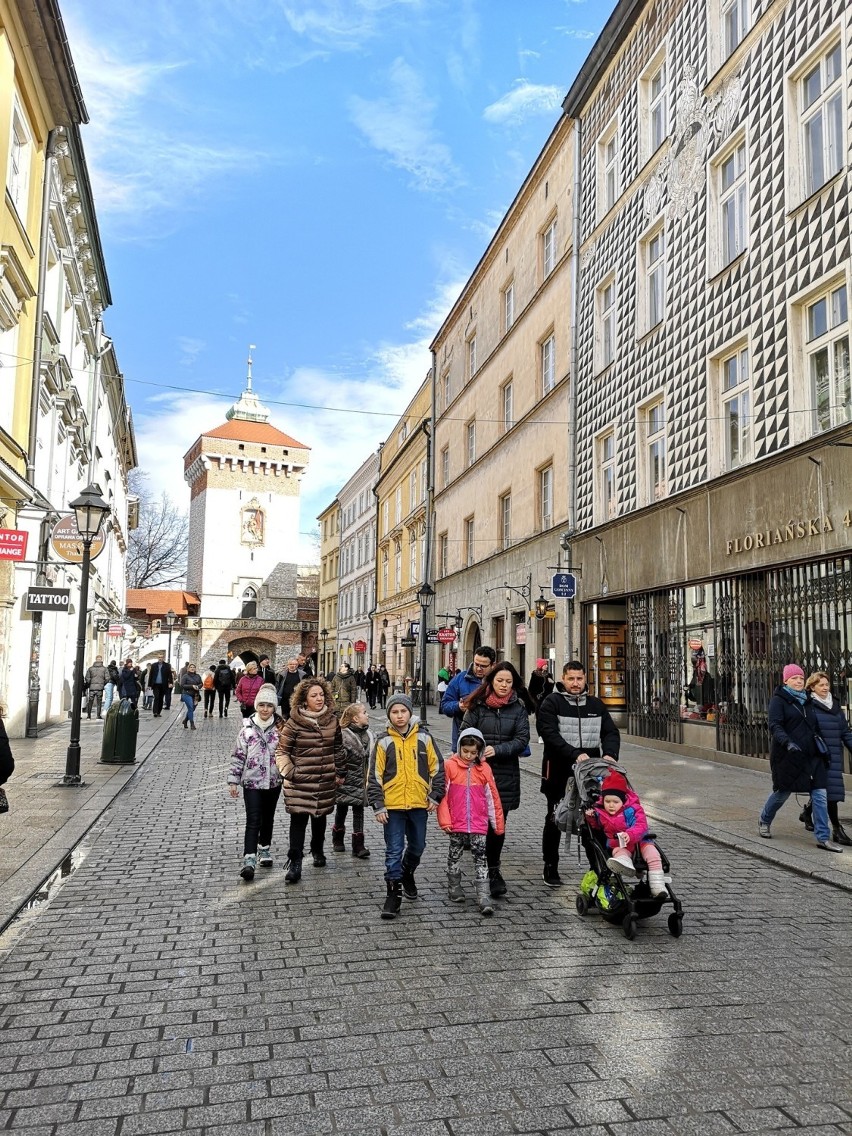 Ciepła niedziela w Krakowie. Mieszkańcy spacerują po Rynku Głównym
