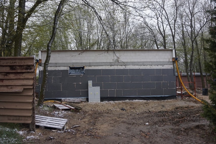 Kraśnik: Trwa modernizacja stadionu MOSiR. Obejmie m.in. budowę nowoczesnej szatni