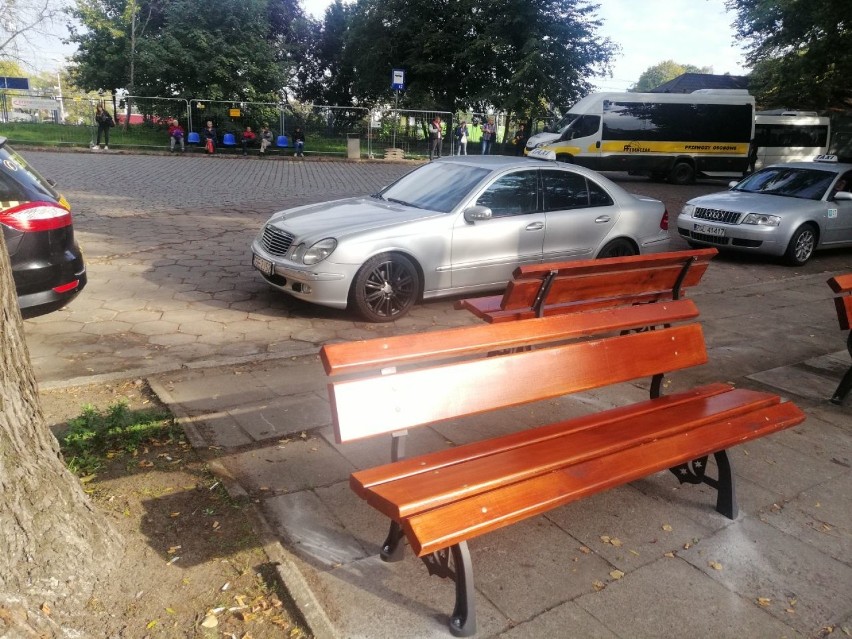 Wygodniej na tymczasowym przystanku busów w Goleniowie. Pojawiły się ławki