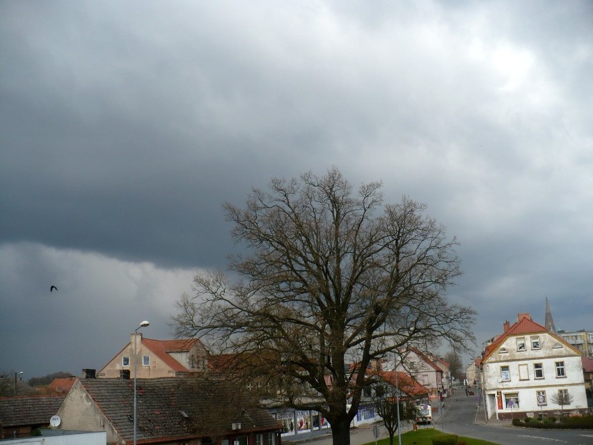 Tornado nad Międzyrzeczem czy Skwierzyną? Jedno już przeżyliśmy w 2013 r. Nad Głębokim. Zjawiska, które obserwujemy na pewno niepokoją...