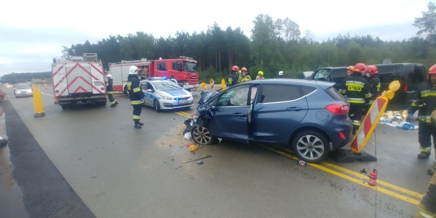 Wypadek na DK 1 w okolicach Radomska. Czołowe zderzenie busa...