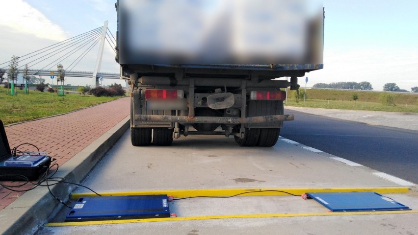 7 września inspektorzy z Gniezna zatrzymali na trasie ekspresowej S5 w kierunku poznania ciężarówkę, która nie powinna jeździć po drogach.