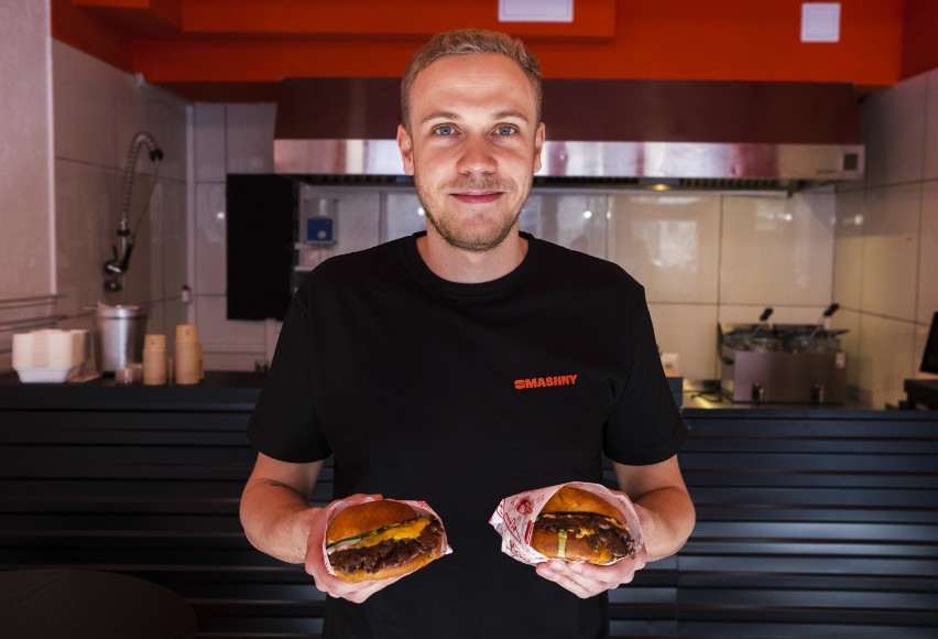 Smashny Burger. W Warszawie otworzył się lokal ze smash burgerami. "Smaki ze słonecznej Kalifornii"