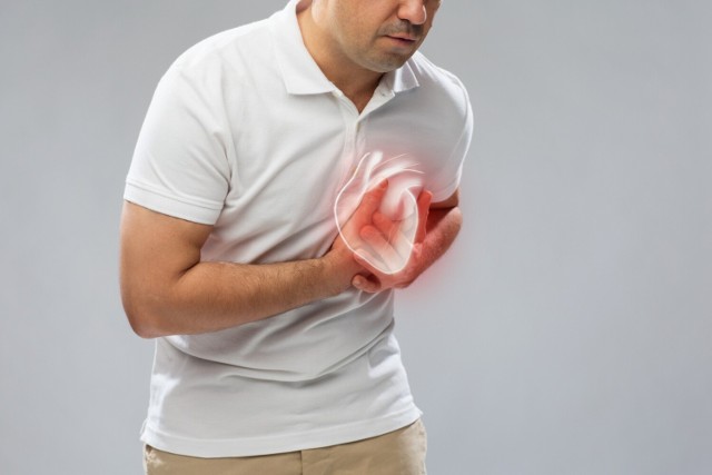 Choroby serca nie zawsze objawiają się bólem w klatce piersiowej. Zobacz w galerii, jakie nietypowe sygnały mogą świadczyć o tym, że z twoim sercem jest coś nie tak.