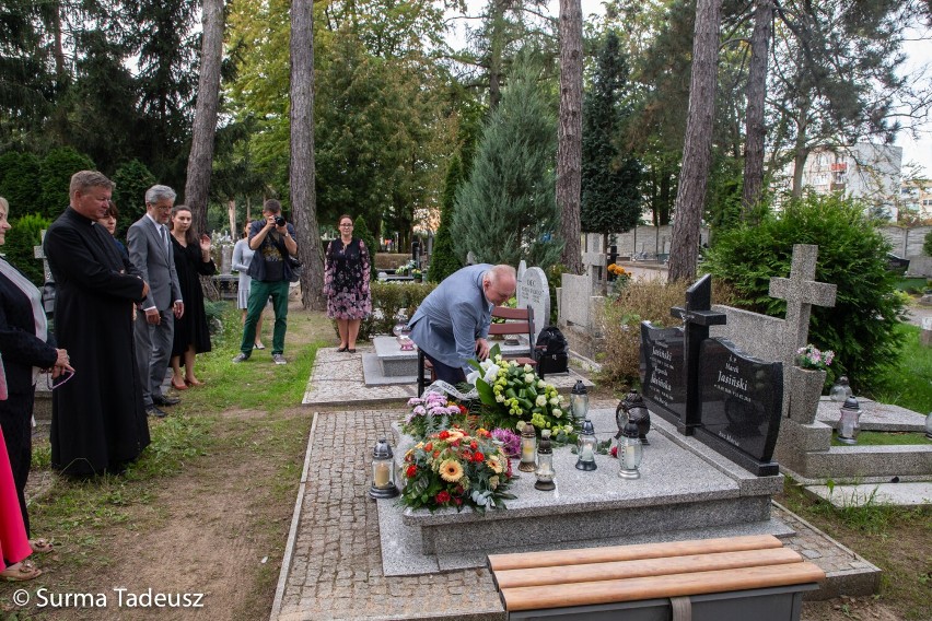 Soni Spatium I Międzynarodowy Festiwal im. prof. Marka Jasińskiego - odwiedziny grobu mistrza na stargardzkim cmentarzu