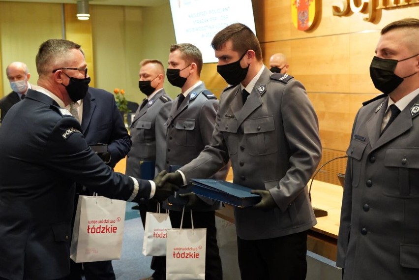 Najlepsi policjanci i strażacy w Łódzkiem nagrodzeni przez marszałka. Kto został wyrózniony? ZDJĘCIA