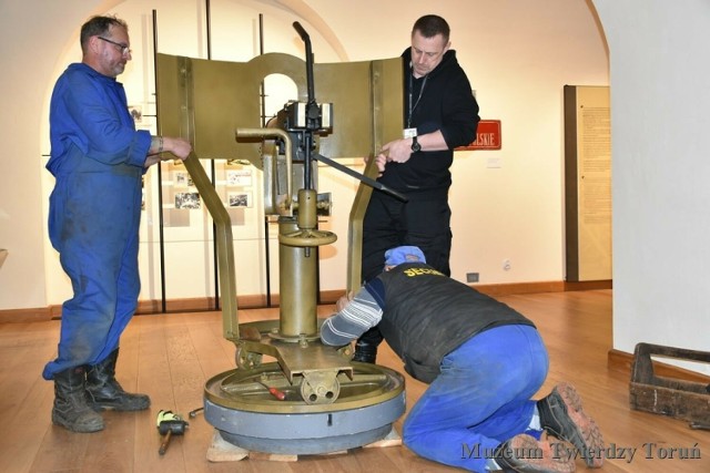 Montaż mitraliezy przed środowym wykładem w Muzeum Twierdzy Toruń.