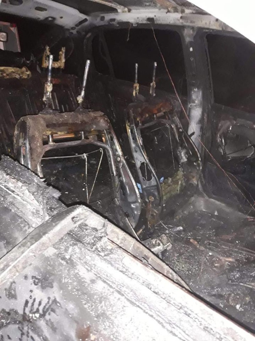 Opel astra stanął w płomieniach, kierowca w szpitalu