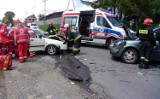 Samochody kompletnie rozbite, pasażerka i kierowca w szpitalu