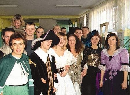 Francuską modę dawną prezentują: Urszula Such (nauczycielka), Dzierżysław Sergiel, 
Roksana Płaneta, Anna Skrzype i Anna Młynarkiewicz.