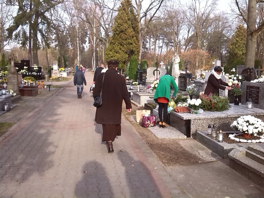 1 listopada na cmentarzu w Gąbinie