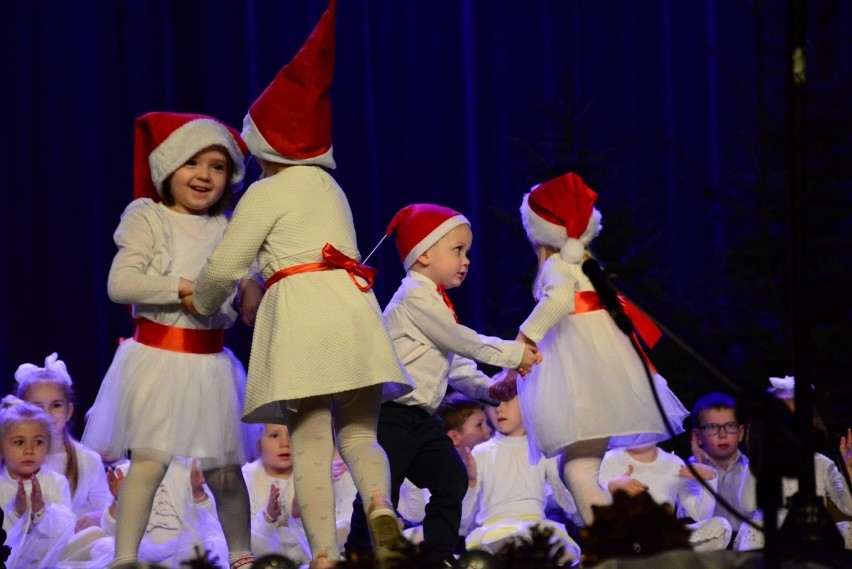 Koncert SP w Kornatce. Wśród atrakcji ścianka do zdjęć z ukochanymi babciami i dziadkami 