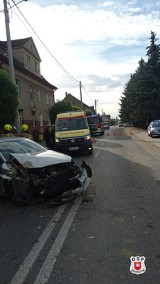 Kolizja samochodu osobowego z wózkiem widłowym. Na szczęście nikomu nic się nie stało