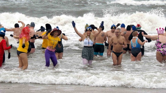 Morsy z klubu Posejdon tradycyjnie już przywitały Nowy Rok kąpielą w zimnym Bałtyku. Na plaży w Mielnie pojawiło się kilkudziesięciu miłośników zimowych kąpieli. Nie zabrakło przebierańców. Zapraszamy do obejrzenia zdjęć.