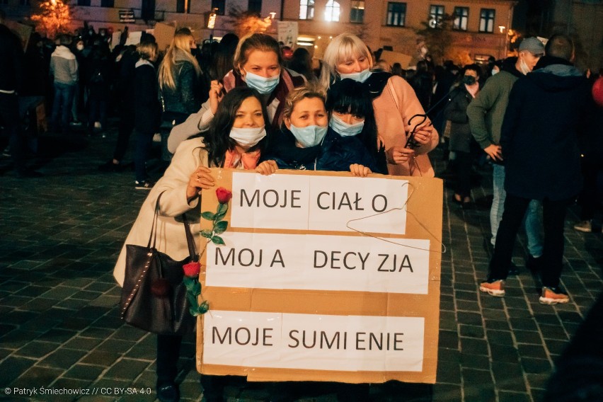 Strajk kobiet w Tomaszowie Maz. Kolejny spacer w obronie praw kobiet w poniedziałek na ul. POW w Tomaszowie