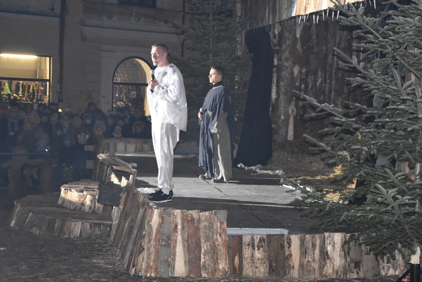Tarnów. Misterium Bożonarodzeniowe na Palcu Katedralnym w Tarnowie. W rolę aktorów wcielili się członkowie wspólnoty Cenacolo [ZDJĘCIA]