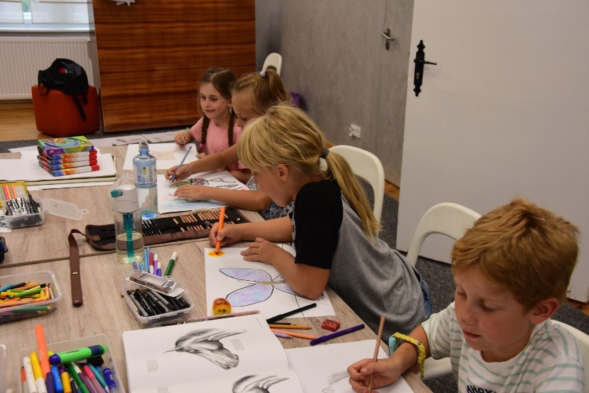 Wakacyjny kurs rysunku w Śremskim Ośrodku Kultury. Najmłodsi poznali różne techniki rysowania [zdjęcia]