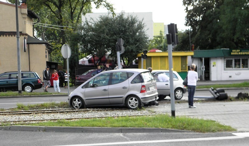 Wypadek w Toruniu na Kościuszki. Nissan staranował mercedesa [ZDJĘCIA]