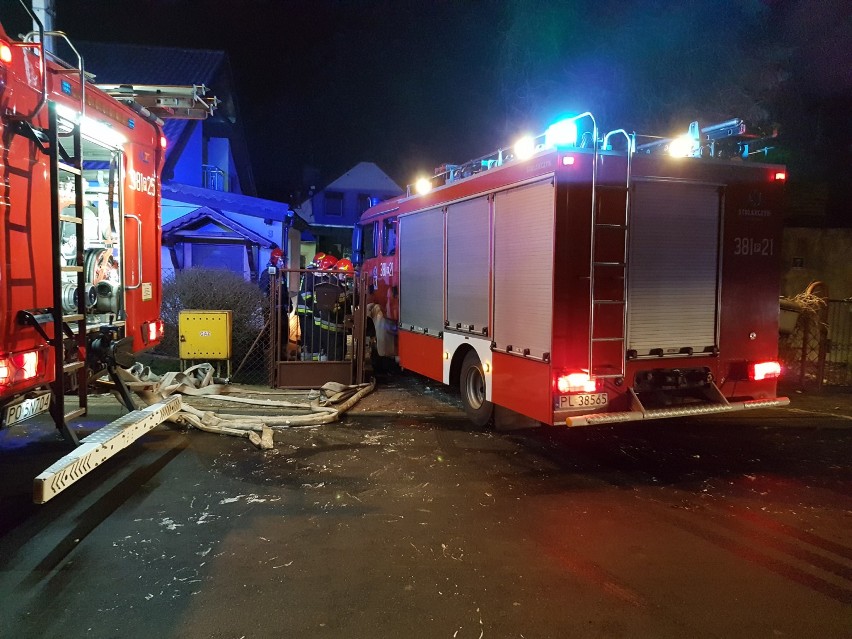 Pożar na Chociszewskiego w Lesznie. W ogniu dwa auta