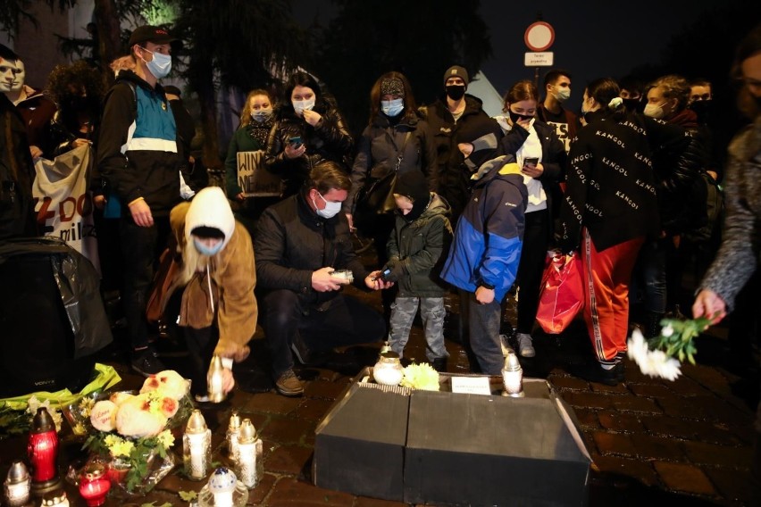 Kraków. Uczestnicy Strajku Kobiet pobici na Zwierzynieckiej. Napastnicy użyli gazu