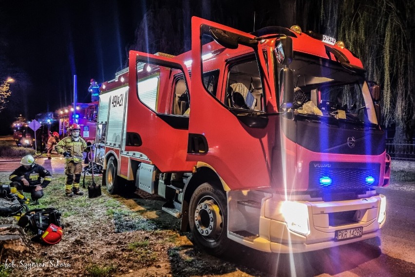 Pożar w Mokronosie. Na miejscu działało 5 zastępów straży pożarnej [ZDJĘCIA]