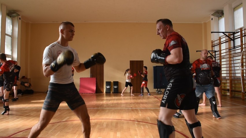 Tak trenuje Michał Motylewski z Fight Clubu w Rypinie, mistrz świata w kickboxingu. Zobacz wideo